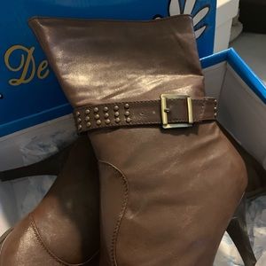 NWT. brown heeled boots